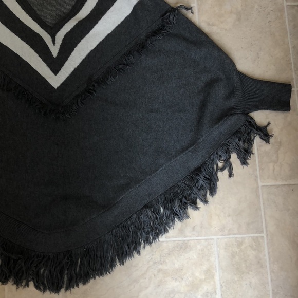 Grey poncho - Picture 4 of 9